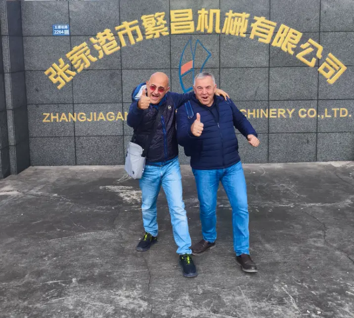 In 2025 kocht het Italiaanse bedrijf LAMPLAST SRL twee SRLW-1300/5000 volautomatische koud- en warmmengunits van ons bedrijf.